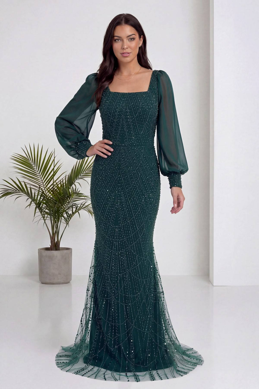 The ZKS yeşil kare yaka şifon balık abiye, ön cepheden zarif bir duruşla