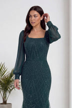 The ZKS yeşil kare yaka abiye, işlemeli kol detayına odaklanan yakın çekim