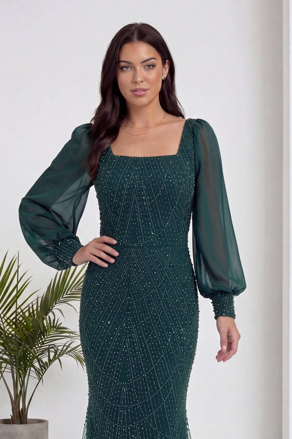 The ZKS yeşil kare yaka şifon abiye, yandan çekilmiş, zarif duruşu ve işlemeleri vurguluyor