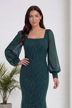 The ZKS yeşil kare yaka şifon abiye, yandan çekilmiş, zarif duruşu ve işlemeleri vurguluyor