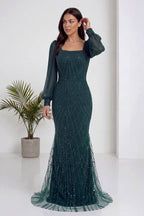 The ZKS yeşil kare yaka şifon balık abiye, ön cepheden zarif bir duruşla, detaylar görünüyor