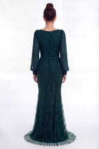 The ZKS yeşil kare yaka şifon balık abiye, arkadan görünüm, zarif kesimi ve işlemeleri gösteriyor