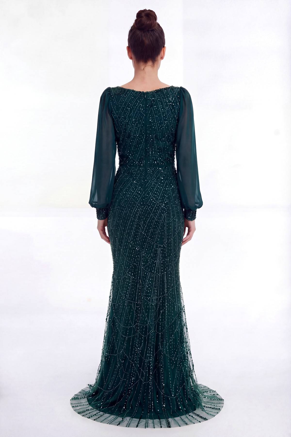 The ZKS yeşil kare yaka şifon balık abiye, arkadan görünüm, zarif kesimi ve işlemeleri gösteriyor