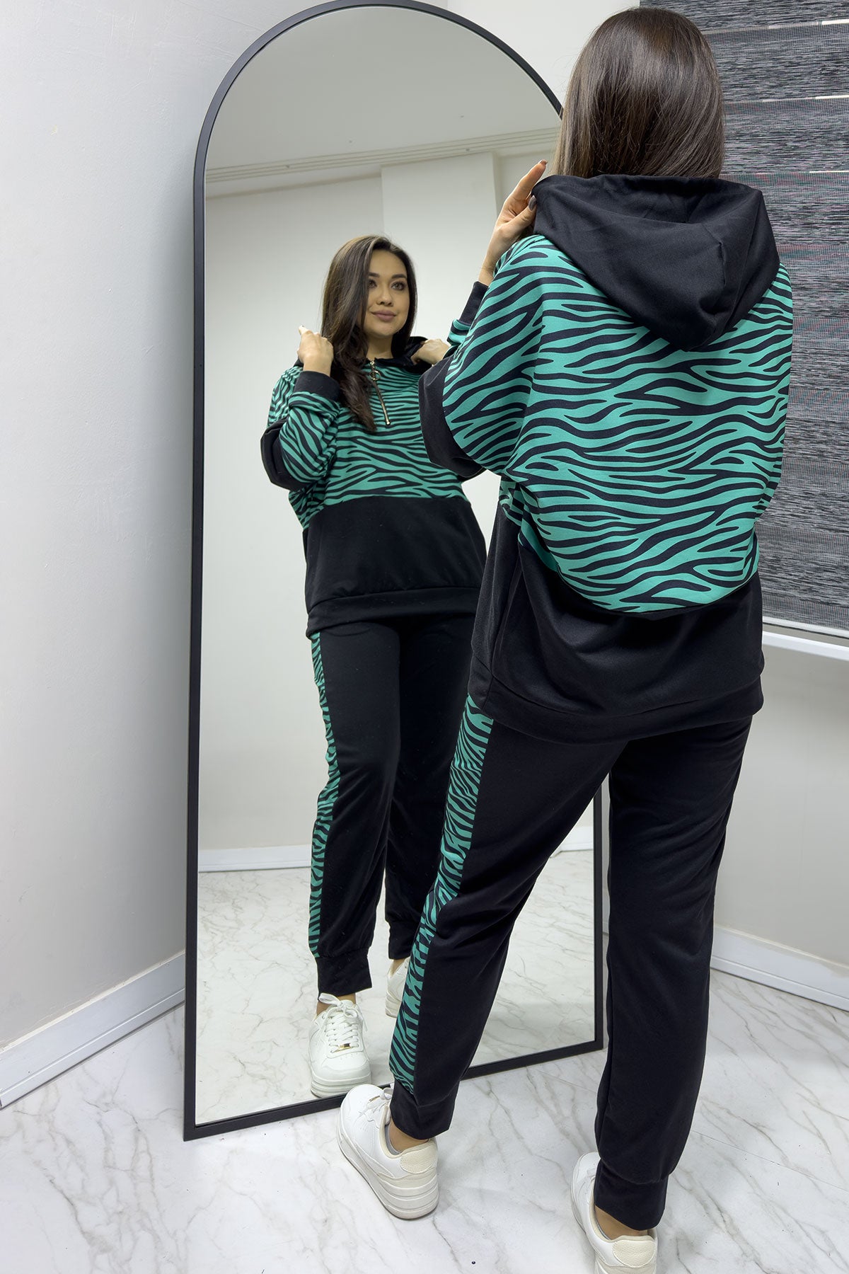 Kadın Yeşil Kolu Yanı Zebra Desenli Büyük Beden Kapşonlu Eşofman Takım

