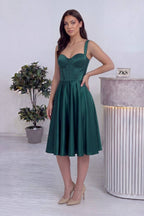 The ZKS zümrüt yeşili saten midi boy elbise, askılı ve korsajlı üst detay