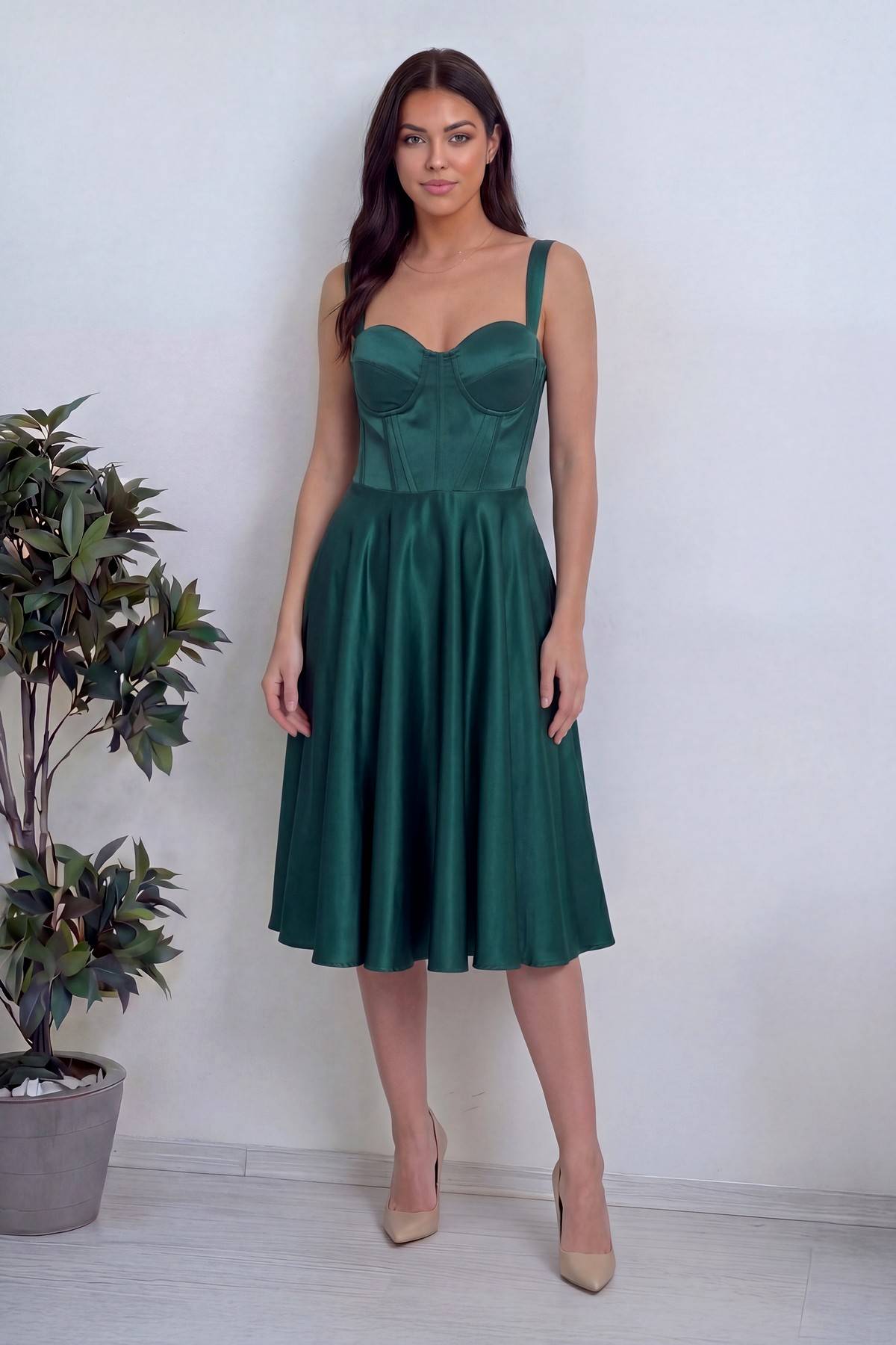 Zümrüt yeşili saten midi boy abiye elbise, askılı ve korsajlı üst, genişleyen etek
