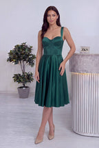 Zümrüt yeşili saten midi boy elbise, askılı ve korsajlı üst, genişleyen etek ön görünüm