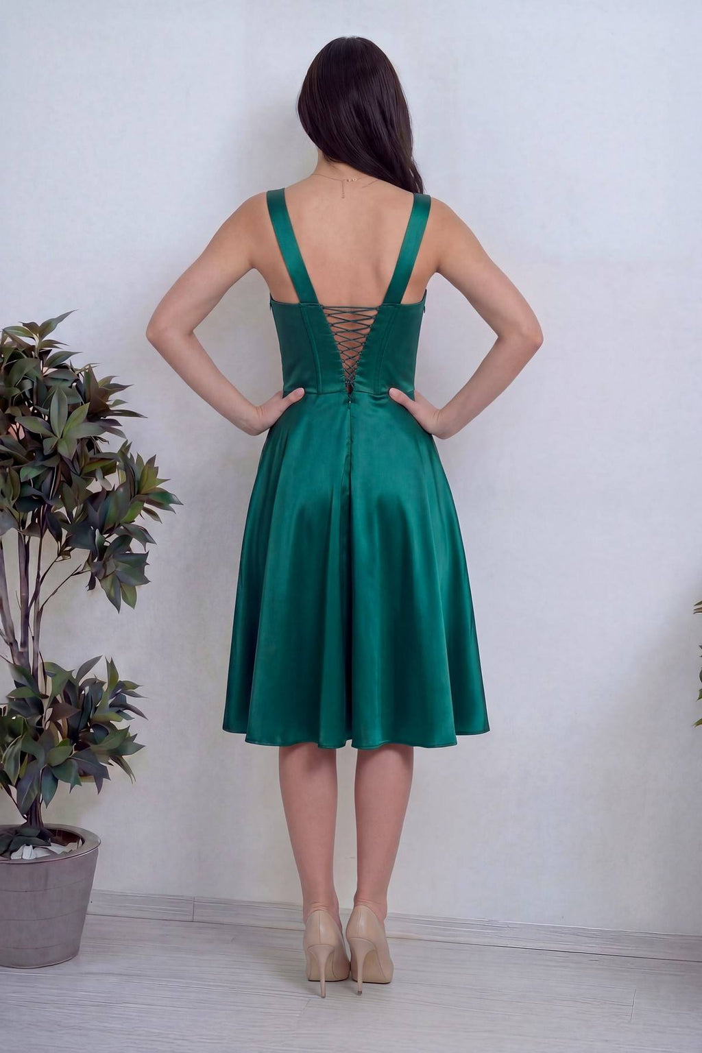 The ZKS zümrüt yeşili saten abiye elbise, askılı ve bağcıklı arka detay