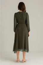 Arka detay kuşaklı iç astarlı şifon kumaş büyük beden haki elbise 