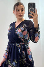 Lacivert Çiçek Desenli Kruvaze Yaka Şifon Beli Lastikli Elbise 