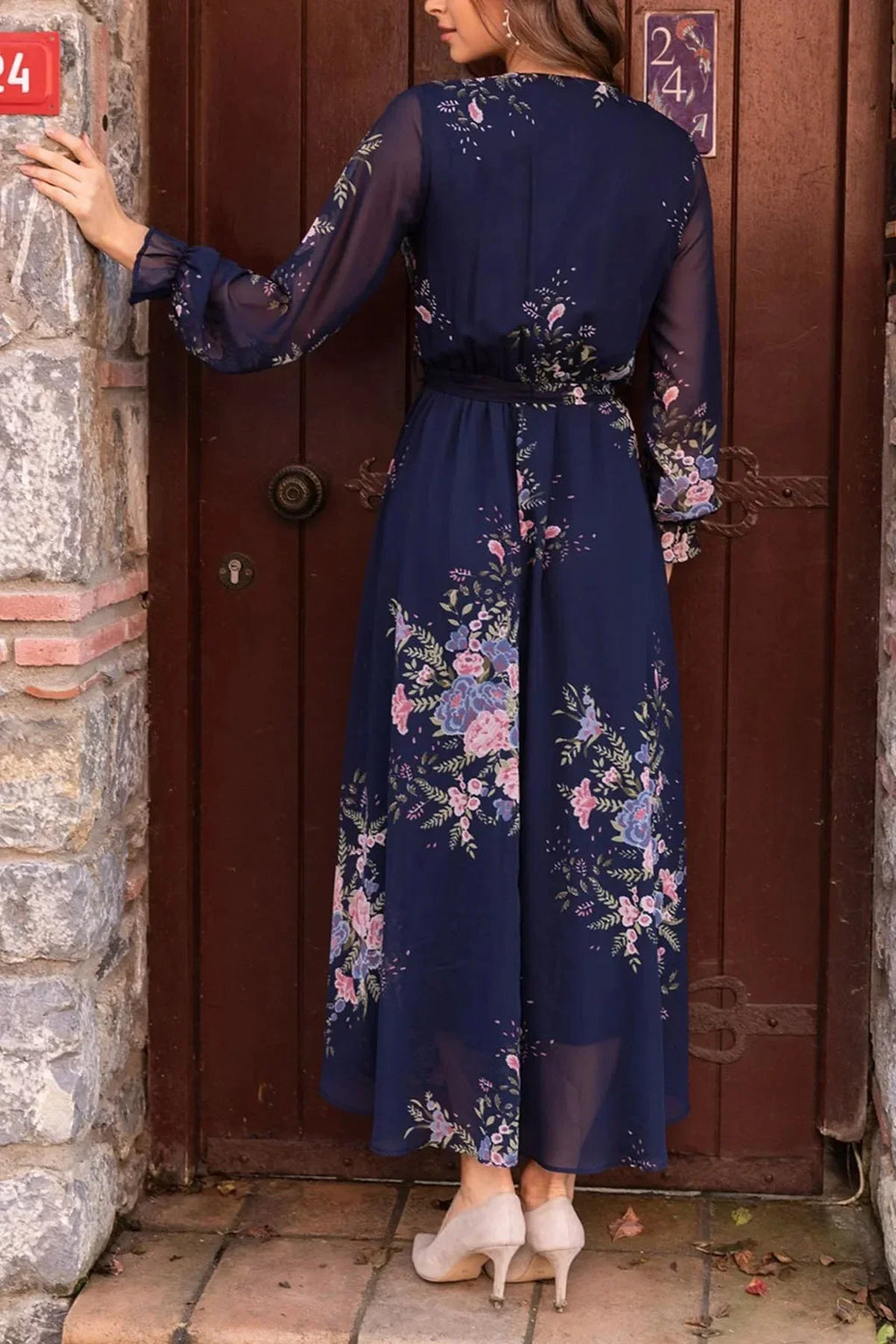 Arkadan Beli lastikli Lacivert Çiçek Desenli Kruvaze Yaka Şifon Büyük Beden Elbise Kuşaklı