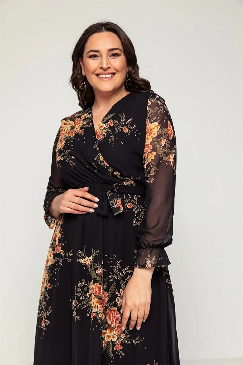 Büyük beden lastikli kuşaklı kruvaze siyah sarı çiçek desenli uzun kol elbise