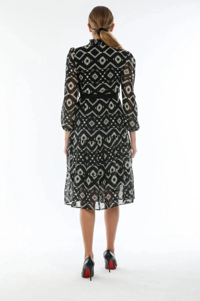 Siyah Etnik Desen Yaka Bağlamalı Kemerli Büyük Beden Şifon Elbise - Elbise Delisi