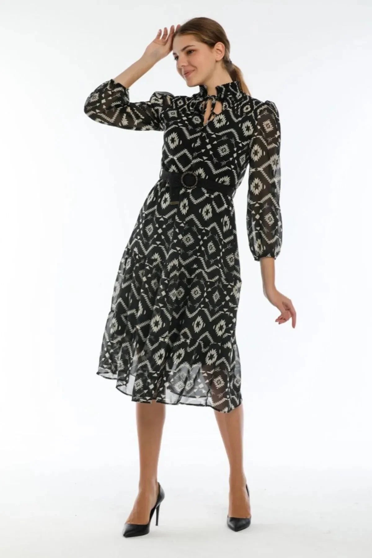 Siyah Etnik Desen Yaka Bağlamalı Kemerli Büyük Beden Şifon Elbise - Elbise Delisi