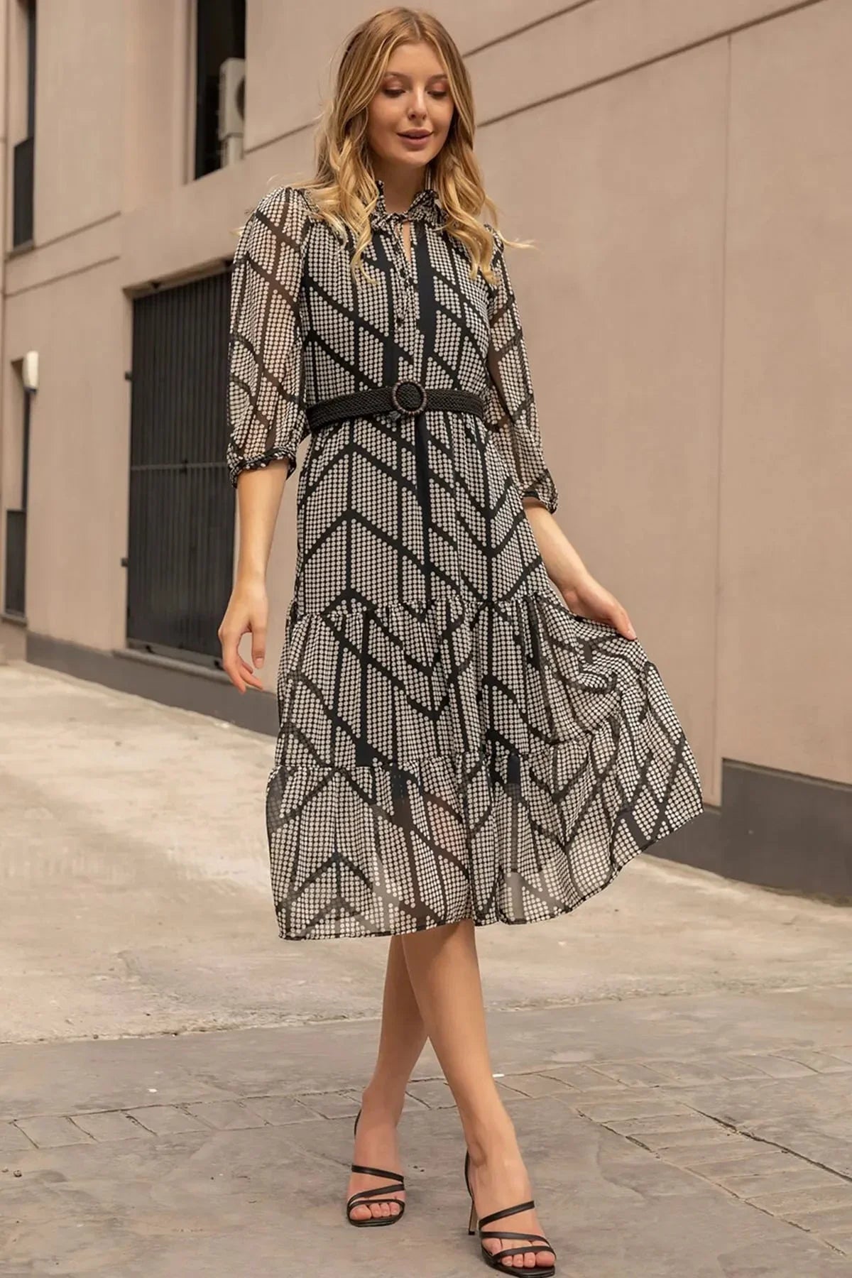 Siyah Puantiyeli Yaka Bağlamalı Kemerli Büyük Beden Şifon Elbise - Elbise Delisi