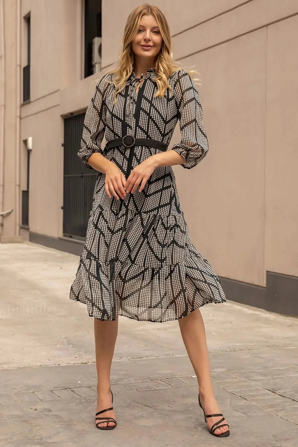 Siyah Puantiyeli Yaka Bağlamalı Kemerli Büyük Beden Şifon Elbise - Elbise Delisi