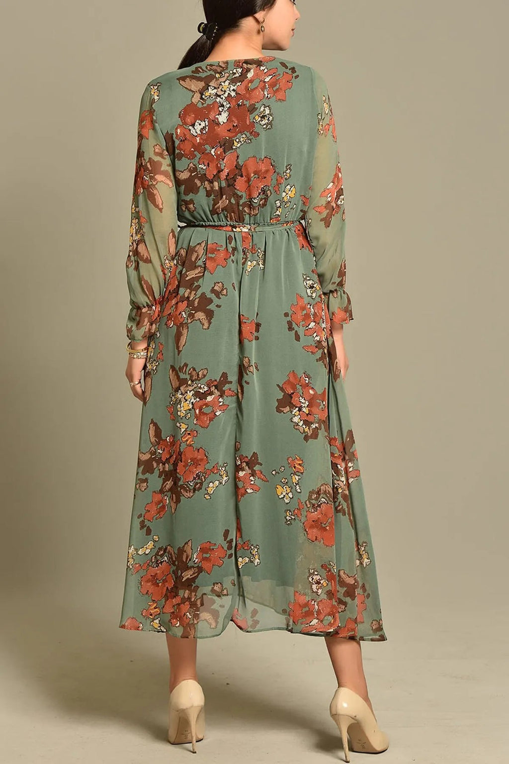 Yeşil Şifon Kumaş Çiçek Desenli Kruvaze Yakalı Büyük Beden İçin Davet Elbisesi Arkadan 